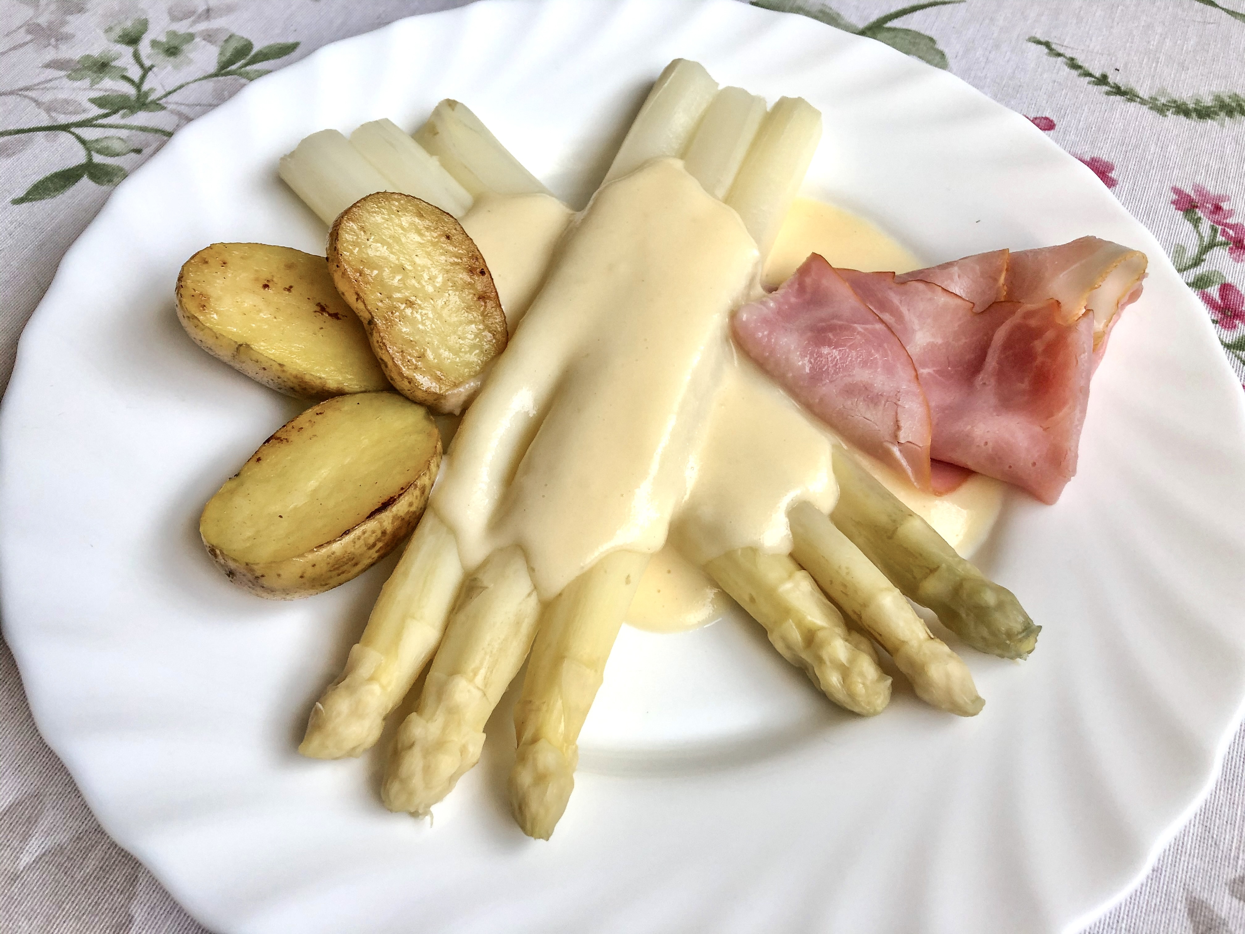 Solospargel mit Schinken und Sauce Hollandaise