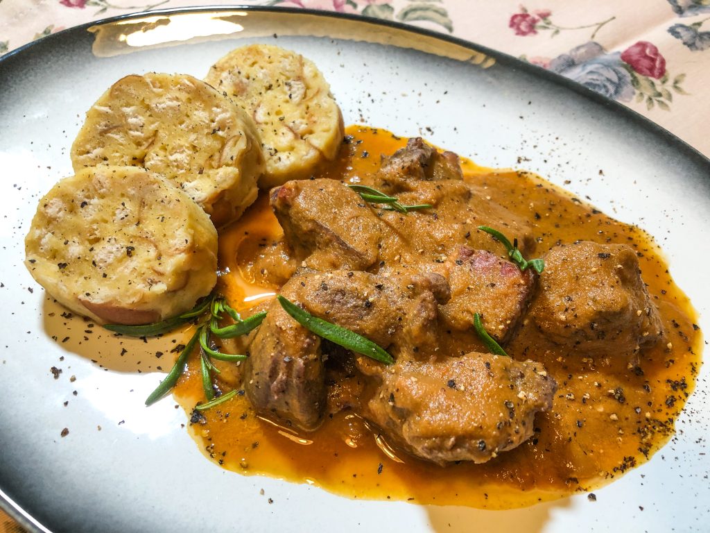 Rehragout mit Serviettenknödel - gustigfood | Rezept | Wild