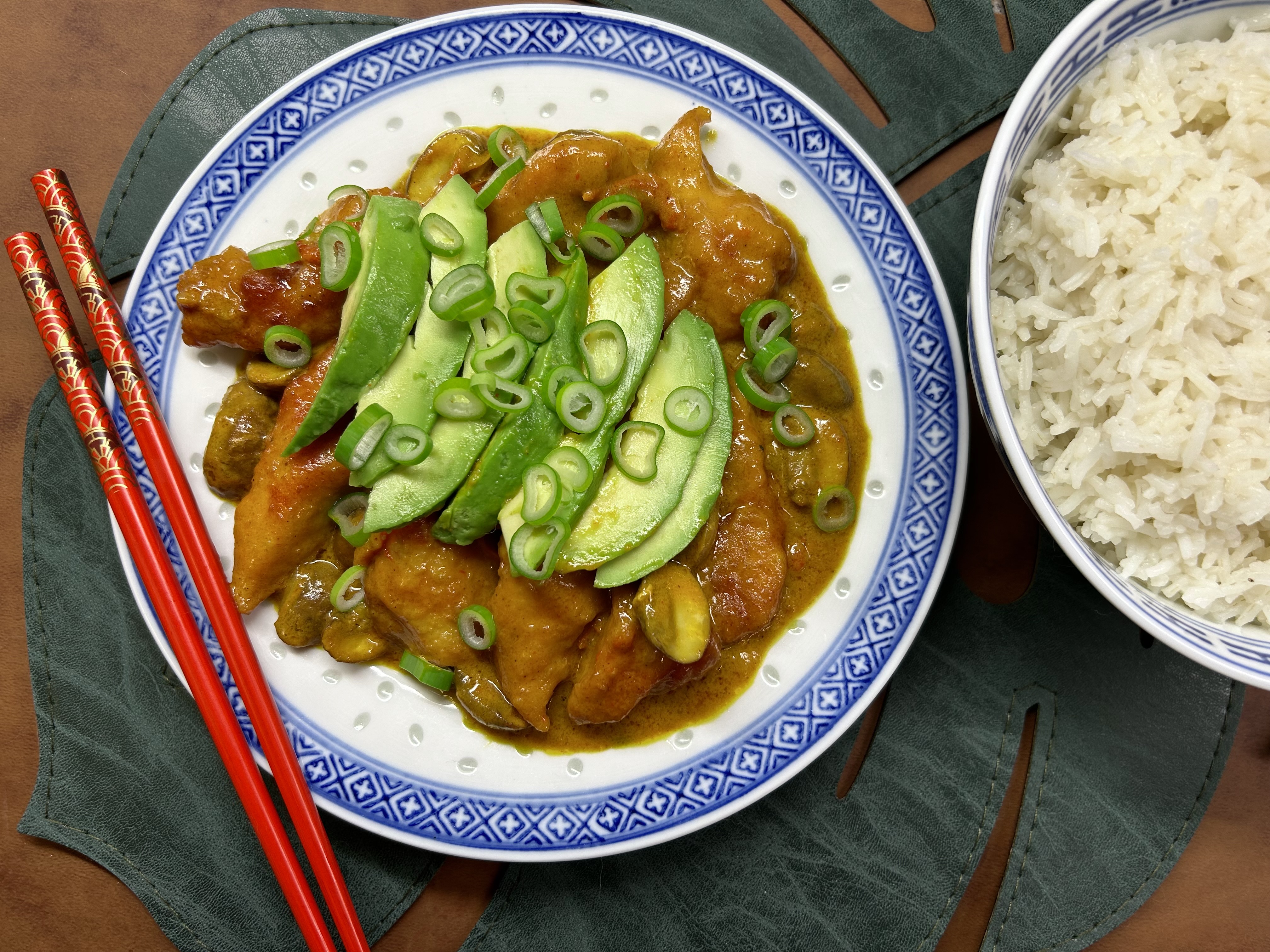 Thai Wok mit Hühnerbrust und Avocado